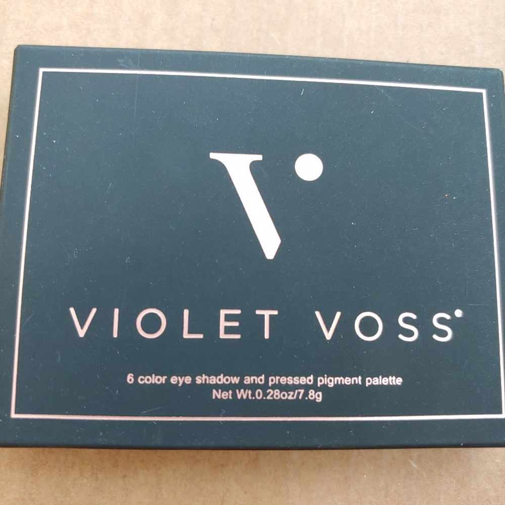 Eye shadow palette by Violet Voss